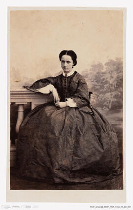 Álbum fotográfico - Álbum de fotografias com retratos de familiares da rainha D. Maria Pia