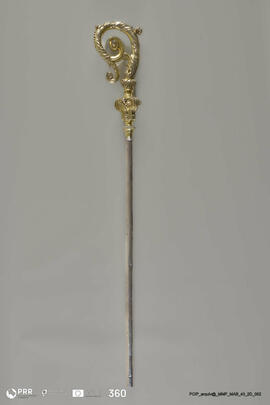 Báculo com croça dourada