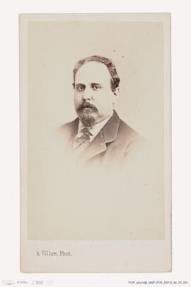 Álbum com retratos de membros das famílias reais