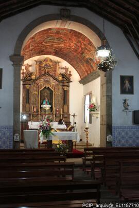 Fotografia interior: altar, pulpito, tetos, esculturas, coro alto, moiliario, objetos liturgicos ...