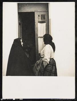 Duas Mulheres à porta de casa