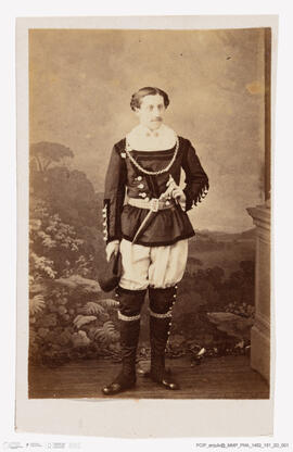 Álbum fotográfico - Álbum de fotografias com retratos de familiares da rainha D. Maria Pia