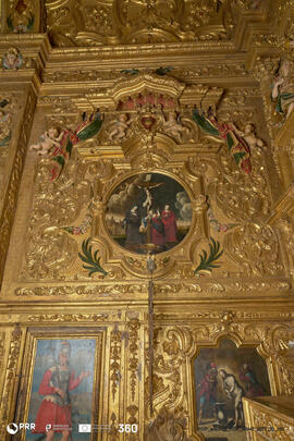 Pintura medalhão que representa Cristo crucificado