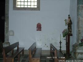 Registo em painel dos problemas de humidade no interior da igreja
