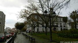 Vista da fachada principal e parte da fachada lateral