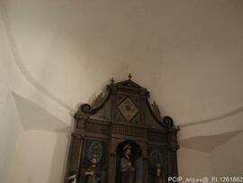 Detalhe do topo de um dos altares laterais