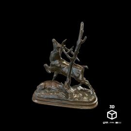 Veado roçando os chifres num tronco