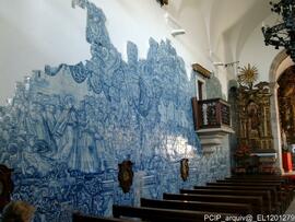 Paineis de azulejo no interior do templo