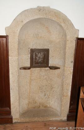 Fotografia do imovel: mobiliario. esculturas, pinturas, elementos arquitectonicos, portas, janelas.