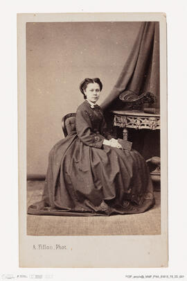 Álbum com retratos de membros das famílias reais