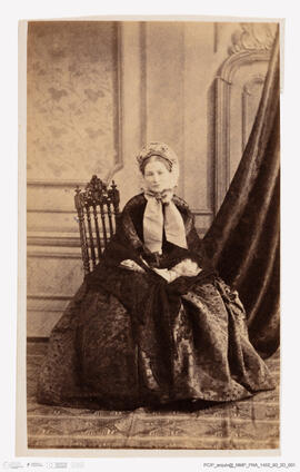 Álbum fotográfico - Álbum de fotografias com retratos de familiares da rainha D. Maria Pia