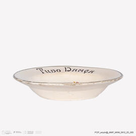 Prato com tocador de gaita de foles