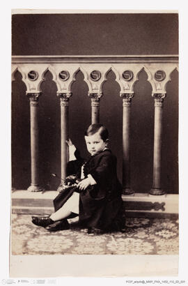 Álbum fotográfico - Álbum de fotografias com retratos de familiares da rainha D. Maria Pia