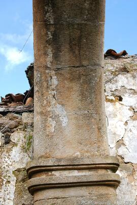 Fotografia da igreja em ruinas