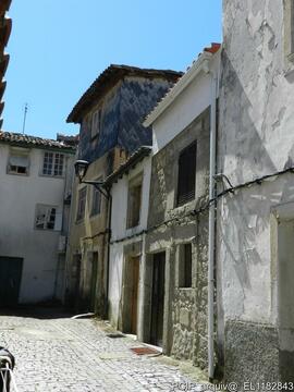 Vista parcial da fachada e edificios adjacentes