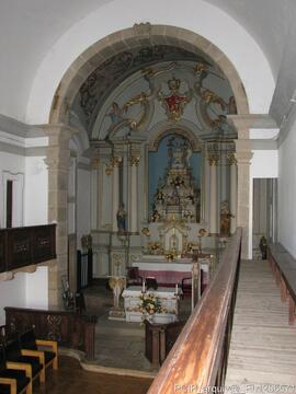 Vista do altar e nave