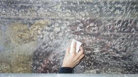 Pintura mural em suporte de argamassa – Alçado norte (janelão nordeste) – Limpeza seca