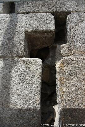 Problemas estruturais na parede testeira da capela-mor