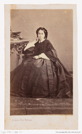 Álbum fotográfico - Álbum de fotografias com retratos de familiares da rainha D. Maria Pia