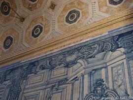 Danos na pintura no interior do templo