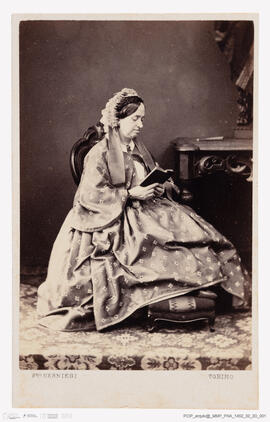 Álbum fotográfico - Álbum de fotografias com retratos de familiares da rainha D. Maria Pia