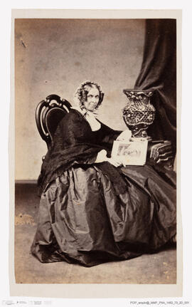 Álbum fotográfico - Álbum de fotografias com retratos de familiares da rainha D. Maria Pia