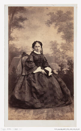 Álbum fotográfico - Álbum de fotografias com retratos de familiares da rainha D. Maria Pia