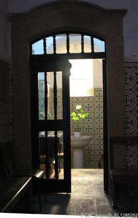 Porta em madeira no interior da igreja