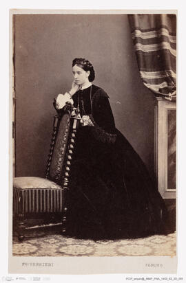 Álbum fotográfico - Álbum de fotografias com retratos de familiares da rainha D. Maria Pia