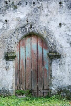Fotografia da igreja em ruinas
