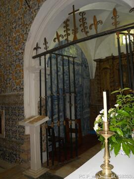 Capela lateral no interior da igreja