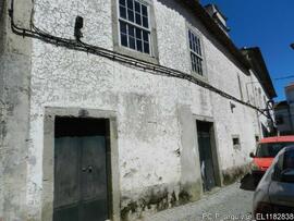 Vista parcial da fachada e edificios adjacentes