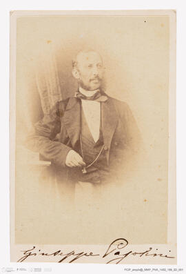 Álbum fotográfico - Álbum de fotografias com retratos de familiares da rainha D. Maria Pia