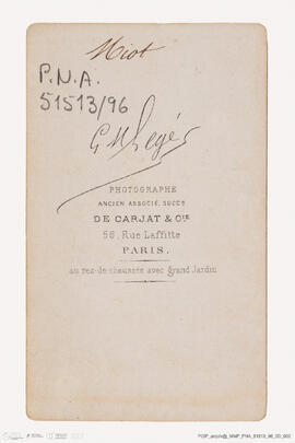 Álbum com retratos de membros das famílias reais