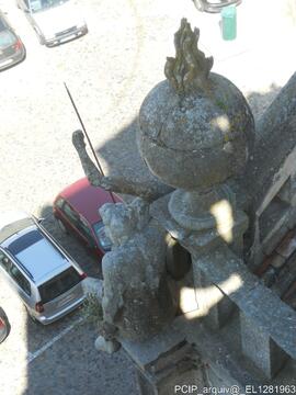 Escultura no tímpano do edifício