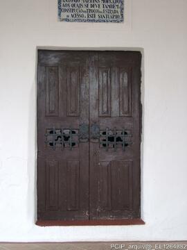 Porta exterior com inscrição no umbral