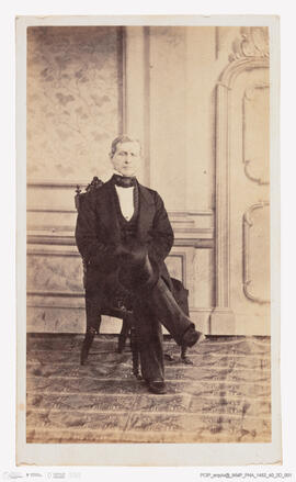 Álbum fotográfico - Álbum de fotografias com retratos de familiares da rainha D. Maria Pia