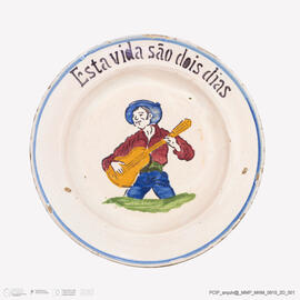 Prato com tocador de viola em genuflexão