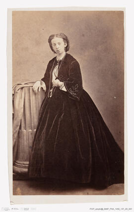 Álbum fotográfico - Álbum de fotografias com retratos de familiares da rainha D. Maria Pia