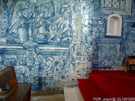 Paineis de azulejo no interior do templo