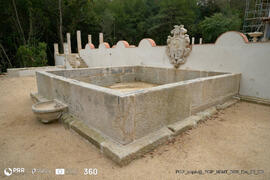 Tanque com brasão beneditino