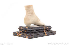 Pé da Rainha D. Maria Pia calçado com bota