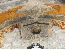 Detalhe de elementos decorativos na parede interior da igreja