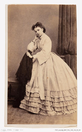 Álbum fotográfico - Álbum de fotografias com retratos de familiares da rainha D. Maria Pia