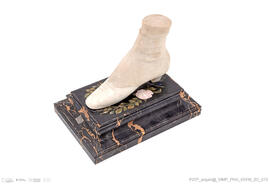 Pé da Rainha D. Maria Pia calçado com bota