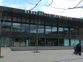 Fachada da Biblioteca Municipal, no espaço envolvente