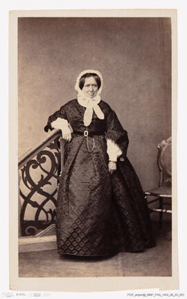 Álbum fotográfico - Álbum de fotografias com retratos de familiares da rainha D. Maria Pia