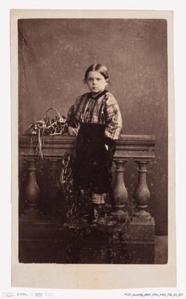 Álbum fotográfico - Álbum de fotografias com retratos de familiares da rainha D. Maria Pia