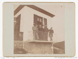 Fotografia - Paisagem / Retrato - Viagens Reais – comitiva /casa com varanda onde se encontra a c...