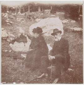 Fotografia - Retrato - Viagens Reais – Gressoney / Duque de Loulé e outro sentados no chão